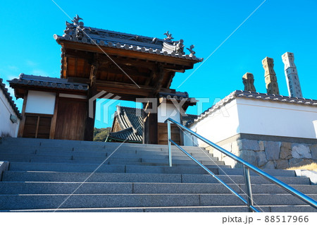 【瀬戸内三十三観音霊場】第四番 丘の上の寺・観音院の参道と山門 岡山県玉野市 【瀬戸内三十三観音霊場】第四番 丘の上の寺・観音院の参道と山門 岡山県玉野市 88517966