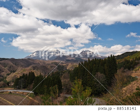 内海乢からみる初春の大山と烏ヶ山 88518141