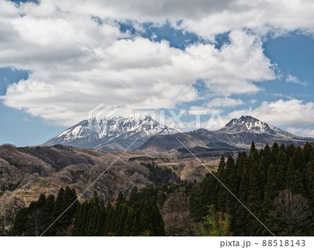 内海乢からみる初春の大山と烏ヶ山 内海乢からみる初春の大山と烏ヶ山 88518143