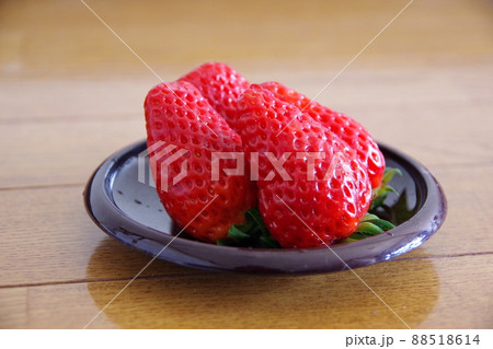 小皿の上のみずみずしいイチゴ 小皿の上のみずみずしいイチゴ 88518614