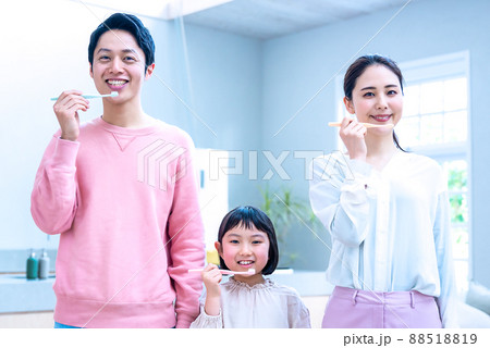 歯磨きをする家族 歯磨きをする家族 88518819