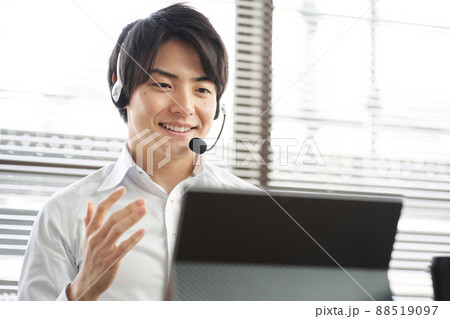 パソコンでオンラインミーティングをするアジア人ビジネスマン 88519097