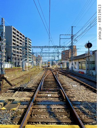 橿原神宮前駅構内踏切から吉野方面の青空に向かって伸びる線路 近鉄 奈良県橿原市 橿原神宮前駅構内踏切から吉野方面の青空に向かって伸びる線路 近鉄 奈良県橿原市 88519613
