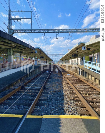 橿原神宮前駅構内踏切から京都方面の青空に向かって伸びる線路　近鉄　奈良県橿原市 88519614