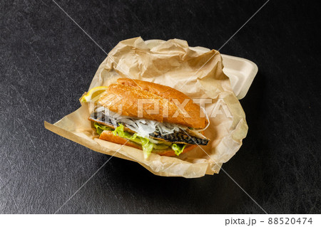 トルコ名物 サバのサンドイッチ  Istanbul mackerel sandwich 88520474