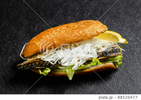 トルコ名物 サバのサンドイッチ Istanbul mackerel sandwich トルコ名物 サバのサンドイッチ Istanbul mackerel sandwich 88520477