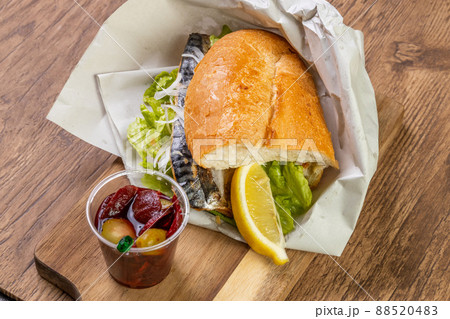 トルコ名物 サバのサンドイッチ  Istanbul mackerel sandwich 88520483