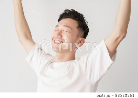 深呼吸をする男性 深呼吸をする男性 88520561