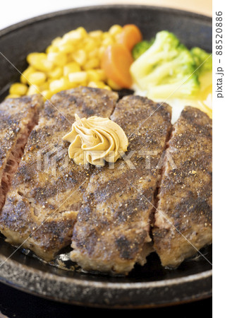 美味しいビッグサイズのハンバーグステーキ 88520886