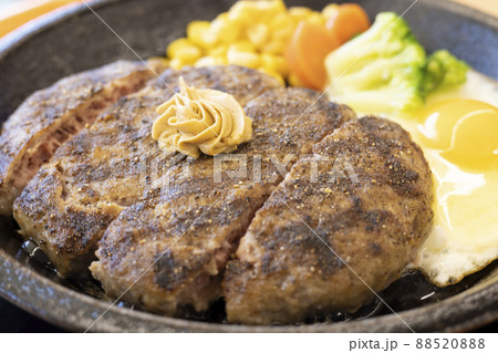 美味しいビッグサイズのハンバーグステーキ 88520888
