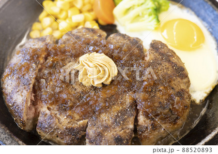 美味しいビッグサイズのハンバーグステーキ 88520893