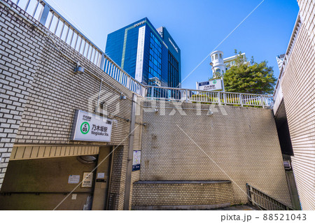 日本の東京都市景観 東京ミッドタウンや六本木ヒルズなどにもアクセスができる乃木坂駅などを望む 88521043