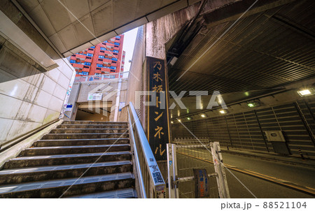 日本の東京都市景観 東京ミッドタウンなどにもアクセスができる乃木坂駅。乃木坂トンネルがそばを通る 88521104