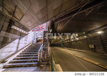 日本の東京都市景観 東京ミッドタウンなどにもアクセスができる乃木坂駅。乃木坂トンネルがそばを通る 88521106