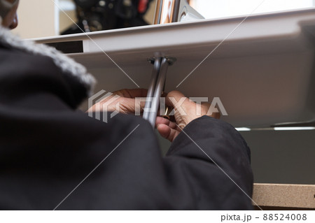 蛇口を取り付ける手元 88524008