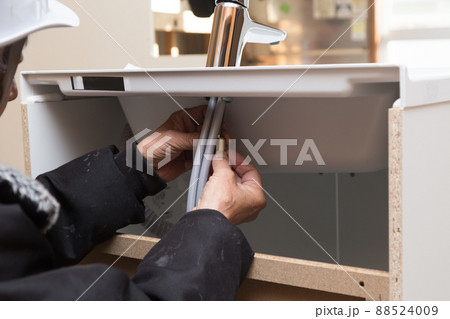 蛇口を取り付ける作業員 88524009
