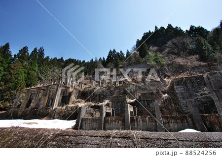 雪残る春の土倉鉱山跡3 雪残る春の土倉鉱山跡3 88524256