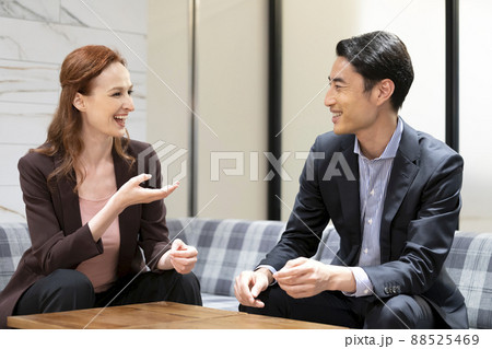 向き合って話をする外国人女性と日本人の男性 グローバルビジネス 英会話スクールイメージ 向き合って話をする外国人女性と日本人の男性 グローバルビジネス 英会話スクールイメージ 88525469