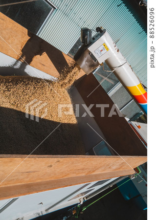 コンバインのオーガからコンテナへの籾排出 コンバインのオーガからコンテナへの籾排出 88526096