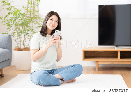 スマホを使う若い女性 スマホを使う若い女性 88527057