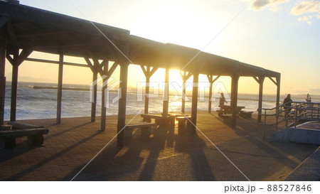 散歩の途中で一休みする人影を照らす夕方の稲毛海岸休憩所 散歩の途中で一休みする人影を照らす夕方の稲毛海岸休憩所 88527846