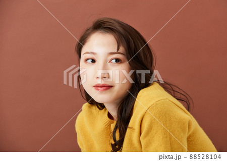 ニットを着た若い女性 ガーリーファッション ニットを着た若い女性 ガーリーファッション 88528104