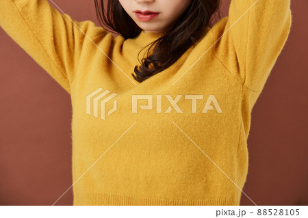 ニットを着た若い女性 ガーリーファッション ニットを着た若い女性 ガーリーファッション 88528105