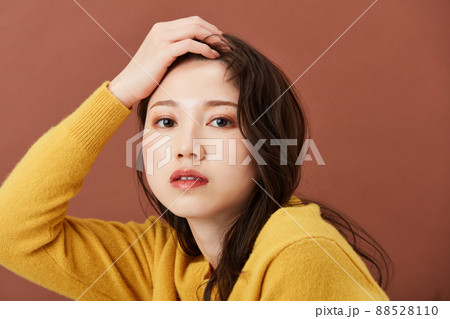 ニットを着た若い女性　ガーリーファッション 88528110