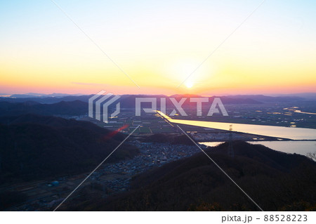 【瀬戸内海国立公園】金甲山山頂から見た岡山平野に沈む夕日 岡山県岡山市・玉野市 【瀬戸内海国立公園】金甲山山頂から見た岡山平野に沈む夕日 岡山県岡山市・玉野市 88528223