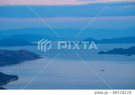 【瀬戸内海国立公園】金甲山山頂から望む夕暮れの瀬戸内海と高松市 岡山県岡山市・玉野市 【瀬戸内海国立公園】金甲山山頂から望む夕暮れの瀬戸内海と高松市 岡山県岡山市・玉野市 88528226
