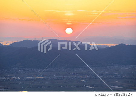 【瀬戸内海国立公園】金甲山山頂から見た岡山平野に沈む夕日1 岡山県岡山市・玉野市 【瀬戸内海国立公園】金甲山山頂から見た岡山平野に沈む夕日1 岡山県岡山市・玉野市 88528227