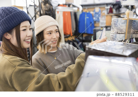 スポーツショップで買い物をする女性後姿 88529311
