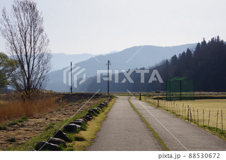 田舎の道　のどかな風景 88530672