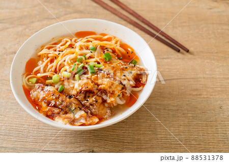 ramen noodles with gyoza or pork dumplings 88531378