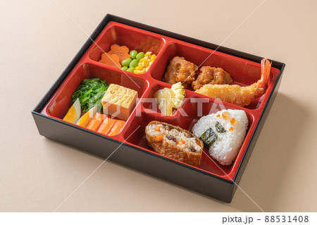 (inari sushi) sushi rice wrapped in dried tofu with fried shrimp and fried chicken in bento set (inari sushi) sushi rice wrapped in dried tofu with fried shrimp and fried chicken in bento set 88531408