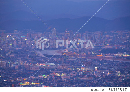 夕闇の岡山市中心部1　岡山県岡山市 88532317
