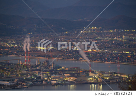 夕闇が迫る児島湾と工業地帯と岡山市街2 岡山県岡山市 夕闇が迫る児島湾と工業地帯と岡山市街2 岡山県岡山市 88532323