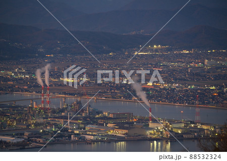 夕闇が迫る児島湾と工業地帯と岡山市街3 岡山県岡山市 夕闇が迫る児島湾と工業地帯と岡山市街3 岡山県岡山市 88532324