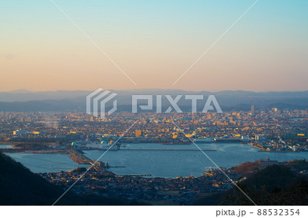 夕暮れの児島湾締切堤防と児島湾と岡山市街1　岡山県岡山市 88532354