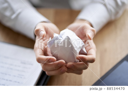 契約を破棄するアジア人ビジネスマン 契約を破棄するアジア人ビジネスマン 88534470