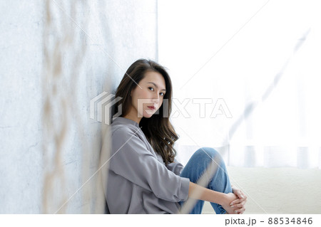 女性ポートレート 座りポーズ 女性ポートレート 座りポーズ 88534846
