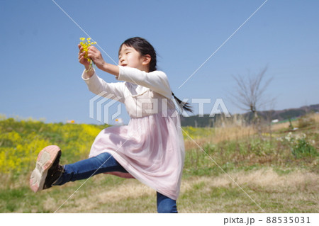 菜の花畑の女の子 菜の花畑の女の子 88535031
