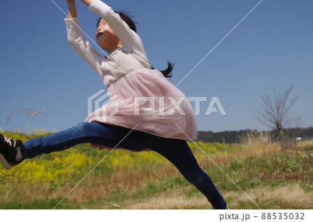 菜の花畑の女の子 88535032