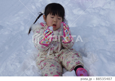 雪遊び四歳女の子 雪遊び四歳女の子 88535407