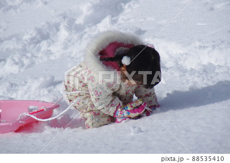 雪遊び四歳女の子 88535410