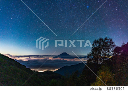（山梨県）池の茶屋林道から、満天の星空と富士山 88536505