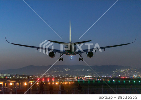 夜の空港 夜の飛行機の到着便 夜の空港 夜の飛行機の到着便 88536555