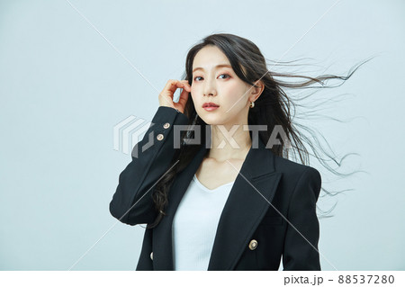 ファッション ジャケットの若い女性 ファッション ジャケットの若い女性 88537280