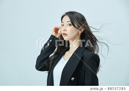 ファッション ジャケットの若い女性 ファッション ジャケットの若い女性 88537283