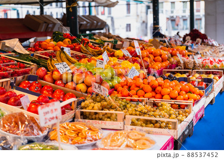 イタリアのフルーツマーケット　ベネチア 88537452